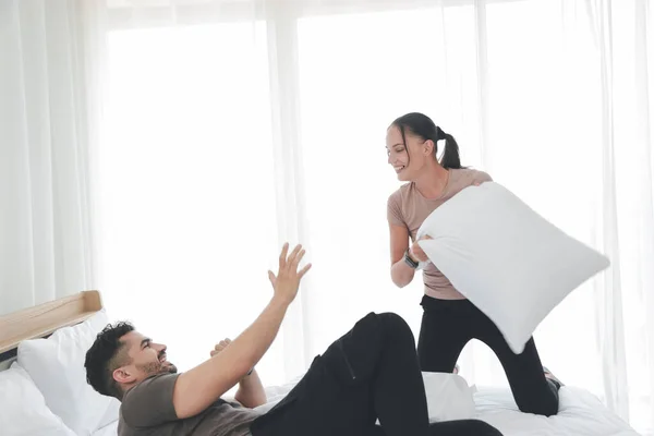 Casal Lutando Por Travesseiros Cama Amante Divertindo Com Travesseiro Batalha — Fotografia de Stock