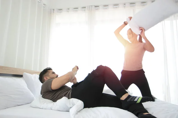 Pasangan Berkelahi Dengan Bantal Tempat Tidur Kekasih Bersenang Senang Dengan — Stok Foto