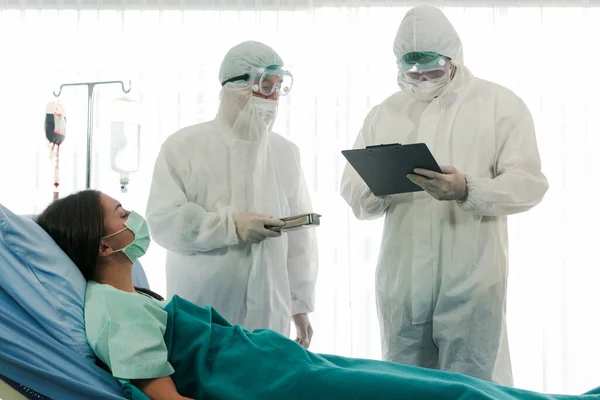 Geïnfecteerde Patiëntenvrouw Met Gezichtsmasker Bed Behandelkamer Van Ziekte Arts Beschermende — Stockfoto