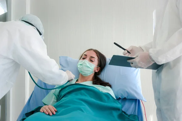 Geïnfecteerde Patiëntenvrouw Met Gezichtsmasker Bed Behandelkamer Van Ziekte Arts Beschermende — Stockfoto