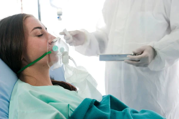 Paciente Infectada Mujer Con Equipo Respiratorio Respiratorio Acostado Cama Médico — Foto de Stock