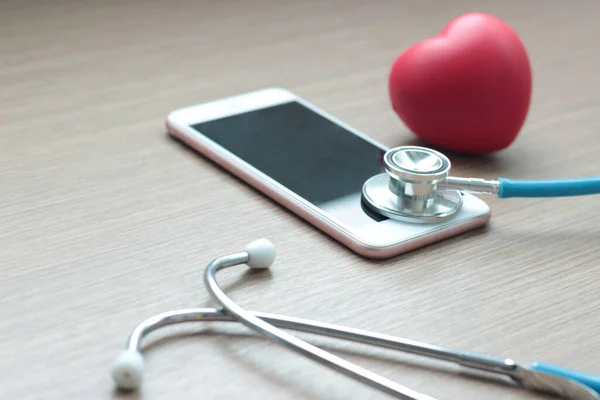 Doctor Online Concept Rood Hart Met Stethoscoop Smartphone Voor Online — Stockfoto