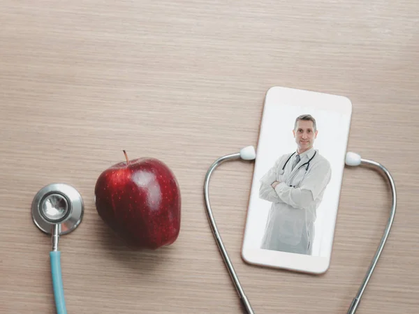 Médico Pantalla Del Teléfono Inteligente Estetoscopio Manzana Roja Mesa Médico — Foto de Stock