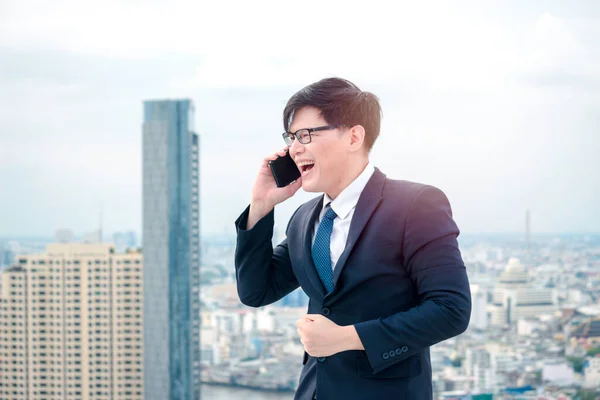 Vrolijke Gelukkige Prestatie Succesvolle Jonge Aziatische Zakenman Pak Praten Mobiele — Stockfoto