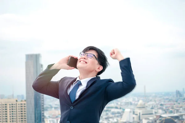 Веселое Счастливое Достижение Успешный Молодой Азиатский Бизнесмен Костюме Говорить Мобильный — стоковое фото