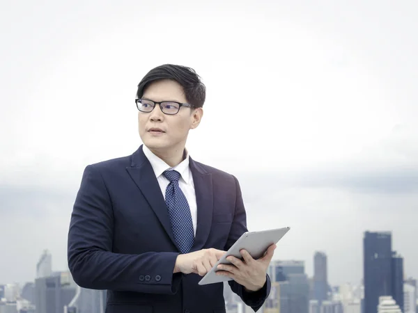 Jonge Aziatische Zakenman Pak Met Behulp Van Digitale Tablet Het — Stockfoto