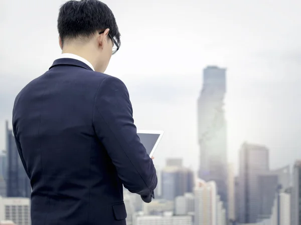 Jonge Aziatische Zakenman Pak Met Behulp Van Digitale Tablet Het — Stockfoto