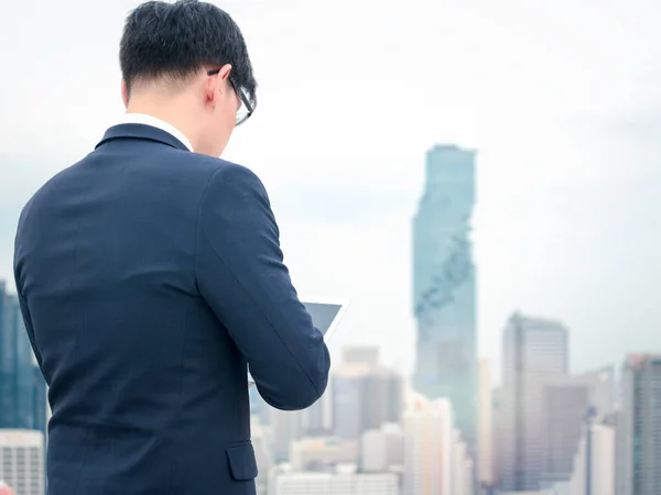 Jonge Aziatische Zakenman Pak Met Behulp Van Digitale Tablet Het — Stockfoto