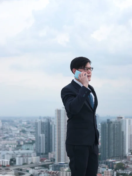 Jonge Aziatische Zakenman Pak Praten Mobiele Telefoon Met Behulp Van — Stockfoto