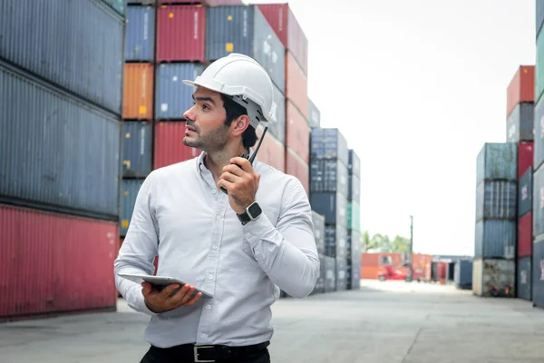 Jóképű Üzletember Biztonsági Sisakot Visel Walkie Talkie Használ Digitális Asztalt — Stock Fotó