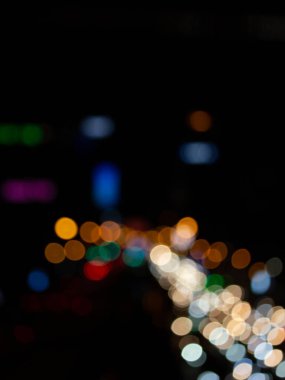 Bokeh gece lambası arkaplanı soyut, bulanık ışıklar yoldaki arabaların izleri, geceleri sokaktaki trafiğin dağıtılması.