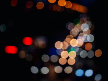 Bokeh gece lambası arkaplanı soyut, bulanık ışıklar yoldaki arabaların izleri, geceleri sokaktaki trafiğin dağıtılması.