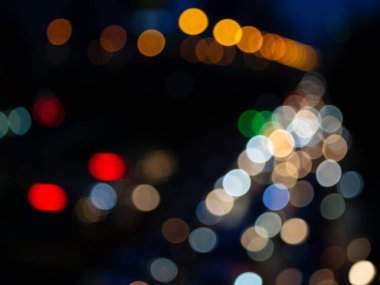 Bokeh gece lambası arkaplanı soyut, bulanık ışıklar yoldaki arabaların izleri, geceleri sokaktaki trafiğin dağıtılması.