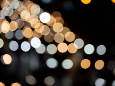 Bokeh gece lambası arkaplanı soyut, bulanık ışıklar yoldaki arabaların izleri, geceleri sokaktaki trafiğin dağıtılması.