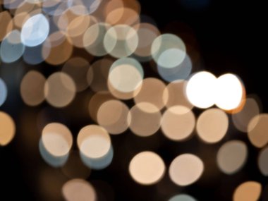 Bokeh gece lambası arkaplanı soyut, bulanık ışıklar yoldaki arabaların izleri, geceleri sokaktaki trafiğin dağıtılması.