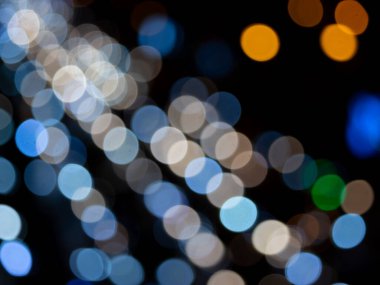 Bokeh gece lambası arkaplanı soyut, bulanık ışıklar yoldaki arabaların izleri, geceleri sokaktaki trafiğin dağıtılması.