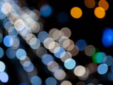 Bokeh gece lambası arkaplanı soyut, bulanık ışıklar yoldaki arabaların izleri, geceleri sokaktaki trafiğin dağıtılması.