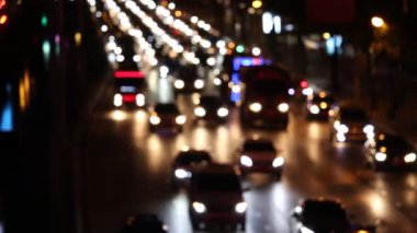 Odaklanamayan arabalar geceleri cadde trafiği, bulanık ışıklar yol üzerindeki arabaların kitap destekleri.