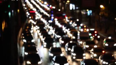 Odaklanamayan arabalar geceleri cadde trafiği, bulanık ışıklar yol üzerindeki arabaların kitap destekleri.