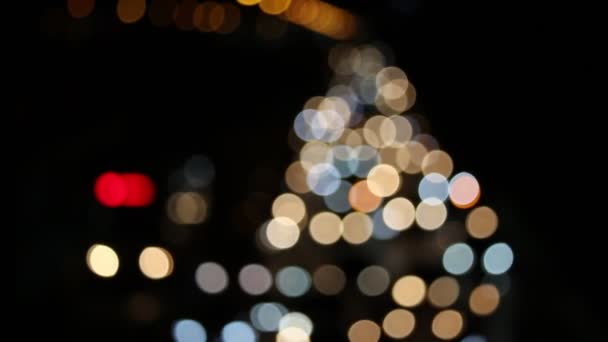 Nuit abstraite de fin de livre, lumières floues traces de voitures sur la route, circulation urbaine déconcentrée dans la rue la nuit