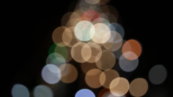 Nuit abstraite de fin de livre, lumières floues traces de voitures sur la route, circulation urbaine déconcentrée dans la rue la nuit