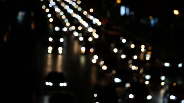 Fokuserade Bilar Stadstrafik Gatan Natten Suddiga Ljus Bokslut Spår Från — Stockvideo