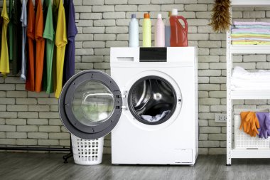 Çamaşır makinası evde çamaşır odasında. 