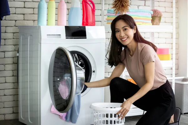 Glædelig Smilende Asiatisk Smuk Ung Kvinde Gør Vaskeri Vaskerum Med - Stock-foto