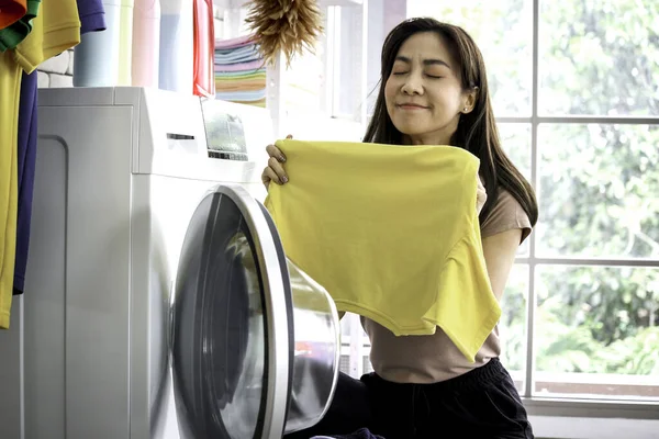 Glædelig Smilende Asiatisk Smuk Ung Kvinde Gør Vaskeri Vaskerum Med - Stock-foto