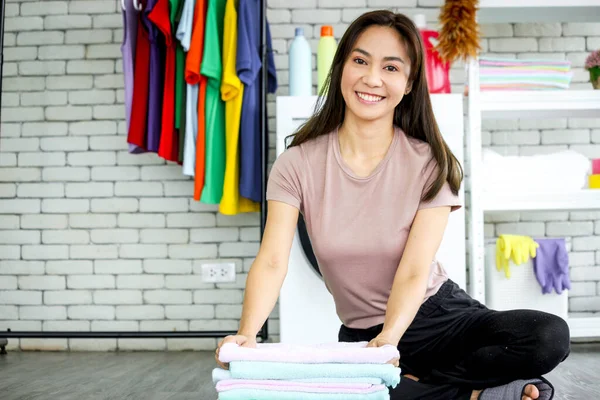 Happy Smiling Asian Beautiful Young Woman Doing Laundry Laundry Room — Stock Photo, Image