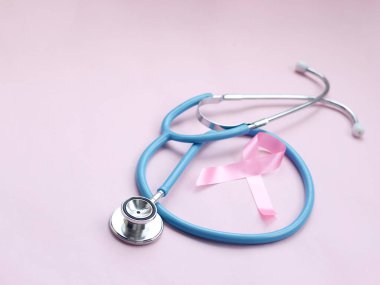 Göğüs kanseri farkındalığı pembe kurdele pembe arka planda doktor steteskobu, Ekim sembolü, sağlık ve tıp konsepti