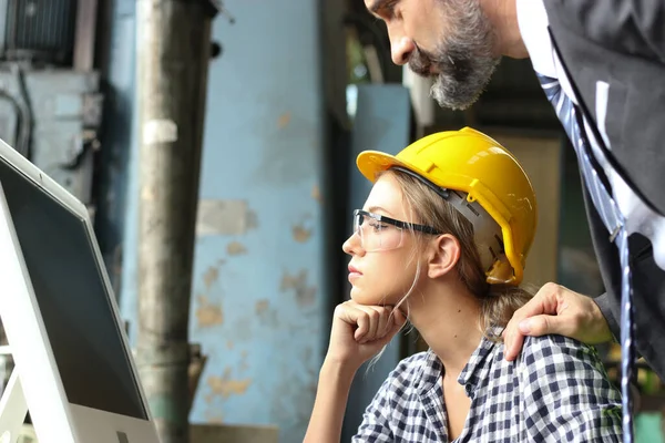 年轻漂亮的女工业工程师戴着安全帽和安全眼镜 与商人讨论 使用计算机 在制造厂工厂工作 担任厂长和秘书 — 图库照片