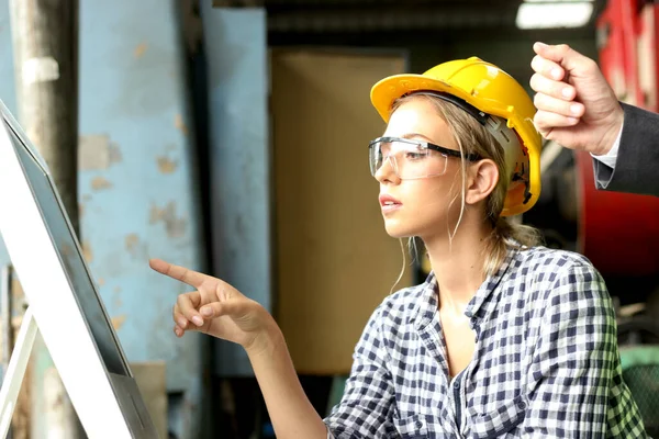 Молодая Красивая Женщина Инженер Технолог Шлемах Защитных Очках Обсуждения Используя — стоковое фото