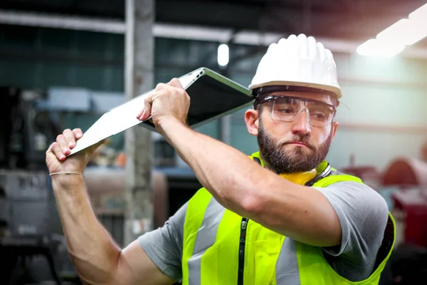 Kasklı Güvenli Gözlük Takan Endüstri Mühendisi Sinirlenip Öfkeleniyor Fabrika Fabrikasındaki — Stok fotoğraf