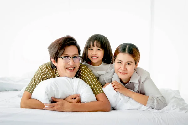 Família Feliz Divertindo Quarto Pai Mãe Filha Deitados Cama Passando — Fotografia de Stock