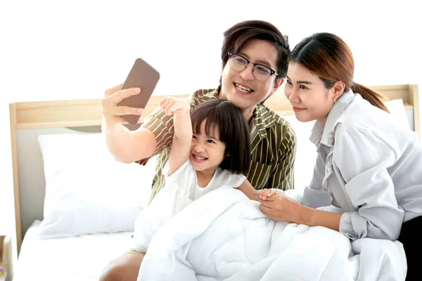 Família Feliz Divertindo Passando Tempo Juntos Quarto Pai Mãe Filha — Fotografia de Stock