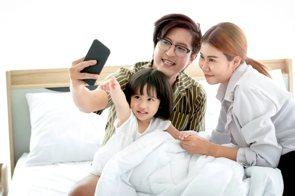 Família Feliz Divertindo Passando Tempo Juntos Quarto Pai Mãe Filha — Fotografia de Stock