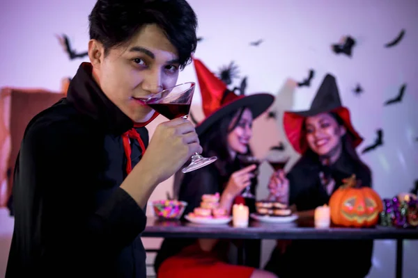 Giovane Uomo Costume Dracula Bere Vino Divertirsi Alla Festa Halloween — Foto Stock