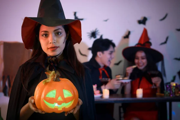 Halloween Čarodějnice Drží Oranžovou Dýni Módní Mladá Žena Jde Párty — Stock fotografie
