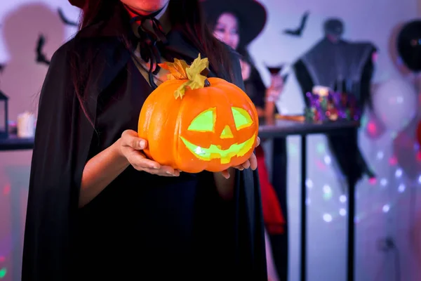 Donna Strega Halloween Che Tiene Zucca Arancione Giovane Donna Moda — Foto Stock