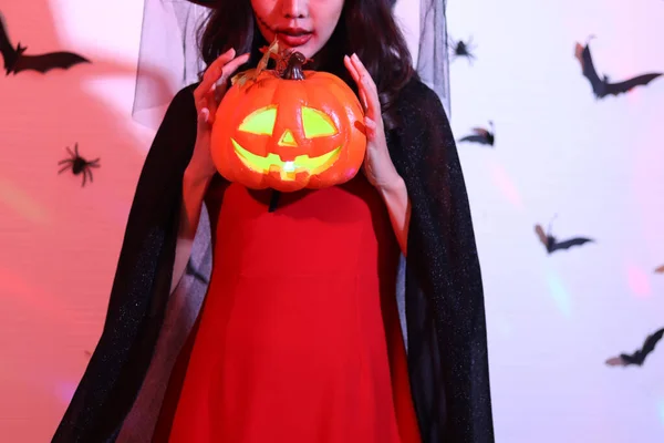 Donna Strega Halloween Che Tiene Zucca Arancione Giovane Donna Moda — Foto Stock