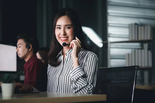 Feliz Sorrindo Jovem Bela Mulher Asiática Com Fones Ouvido Trabalhando — Fotografia de Stock