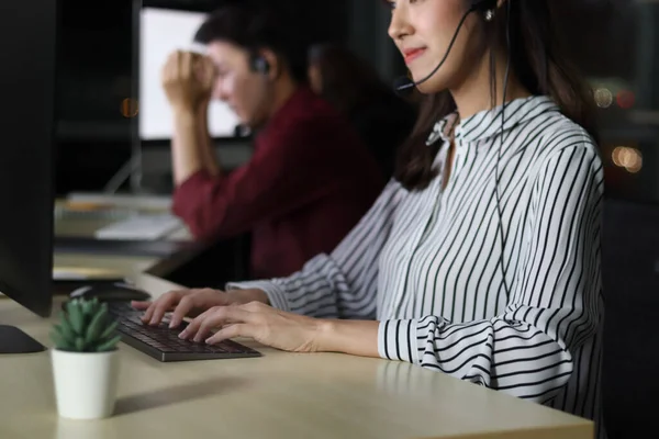 Mão Digitando Teclado Mulher Asiática Com Fones Ouvido Trabalhando Call — Fotografia de Stock