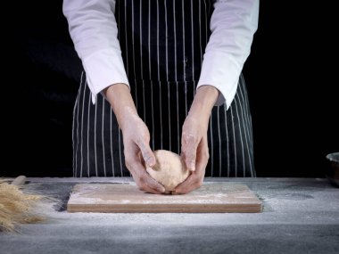 Ellerin ekmek hamuru hazırlıyor, hamuru yoğuruyor. Un sıçramalı eller, ev yapımı fırın konsepti.