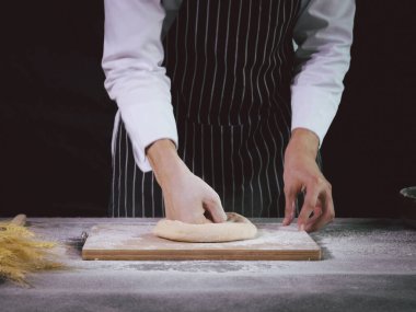 Ellerin ekmek hamuru hazırlıyor, hamuru yoğuruyor. Un sıçramalı eller, ev yapımı fırın konsepti.