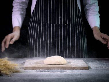 Ellerin ekmek hamuru hazırlıyor, hamuru yoğuruyor. Un sıçramalı eller, ev yapımı fırın konsepti.