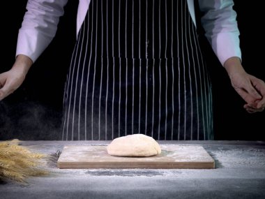 Ekmek hamuru hazırlamak, hamur yoğurmak. Un sıçramalı eller, ev yapımı fırın konsepti.