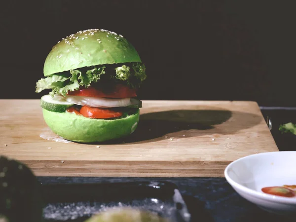 木製のまな板上の緑の野菜のパンのために作られたハンバーガー 健康的なファーストフードの概念 — ストック写真