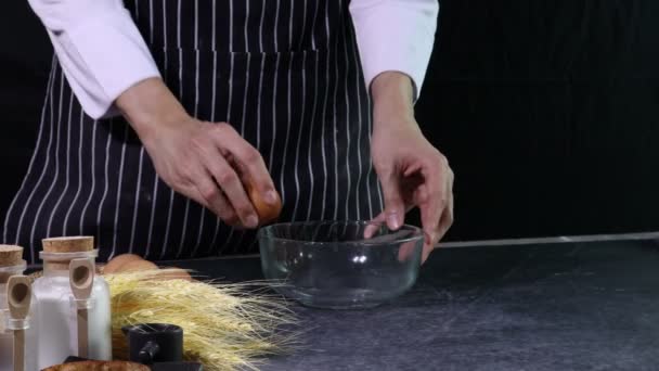 Ręce Przygotowujące Ciasto Chlebowe Rozbić Jajko Szklanej Miski Koncepcja Piekarni — Wideo stockowe