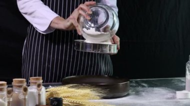 Fırıncı adamlar hamuru yoğurmadan önce ekmek hamuru hazırlıyor. Un sıçramalı eller, ev yapımı fırın konsepti.